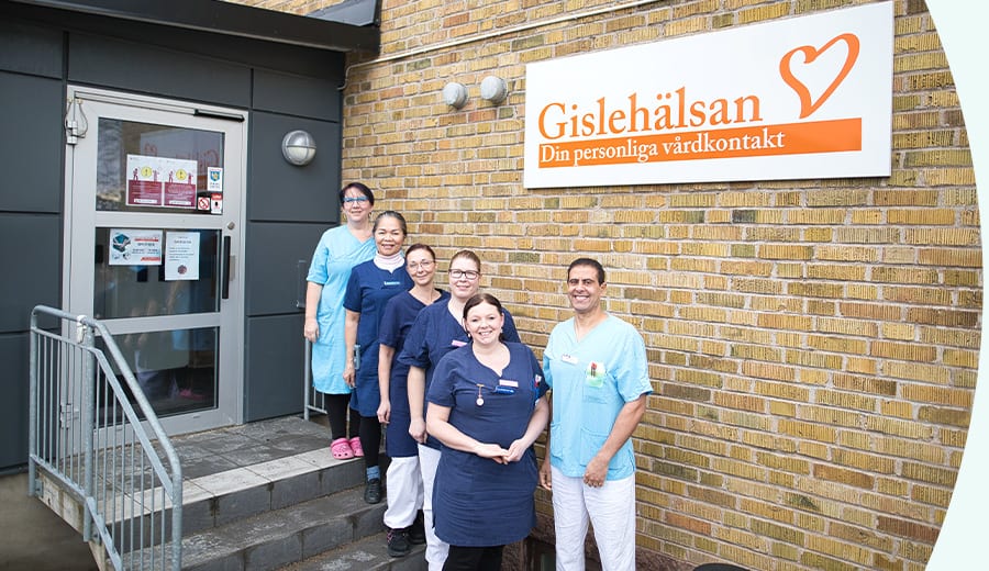 Välkommen till Gislehälsan Bilden visar medarbetarna på Gislehälsan som samlats för ett gruppfoto