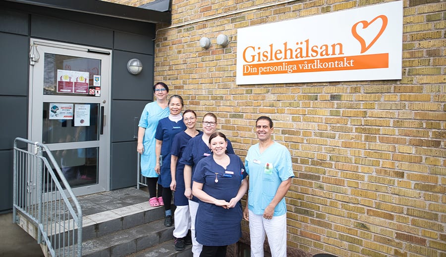 Bilden visar medarbetarna på Gislehälsan som samlats för ett gruppfoto
