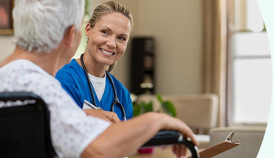 Sjuksköterska - Inga vårdbehov är för små En sjuksköterska som pratar med en äldre patient