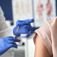 Gislehälsan - Vaccination Covid Bilden visar en arm som precis ska vaccineras med covid spruta